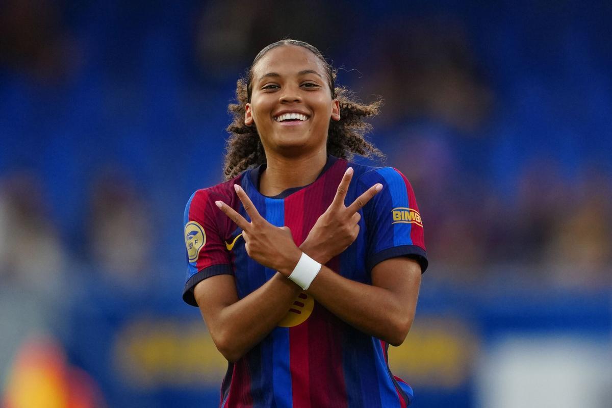 BARCELONA, 12/09/2026.- La centrocampista del Barcelona Vicky López (i) celebra su gol durante el partido de Liga F que Barcelona F y Atlético de Madrid disputan este sábado en el stadi Johan Cruyff (Barcelona). EFE/ Alejandro García