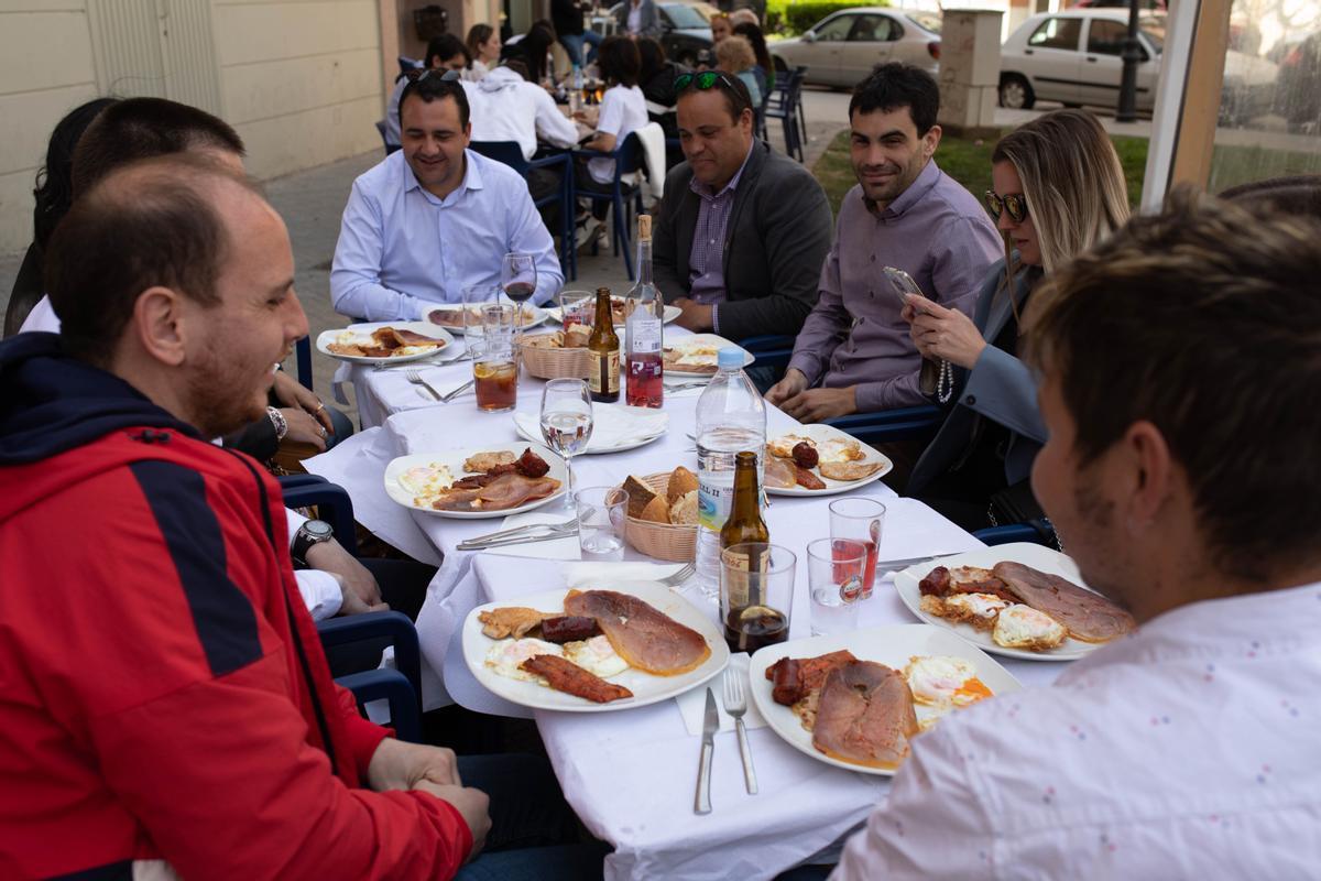 Un grupo de amigos y amigas degustan el tradicional plato.