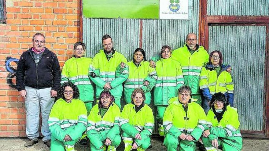 Alumnos y monitores del programa posan con Luis Segovia (primero izquierda), alcalde de Morales. | Cedida