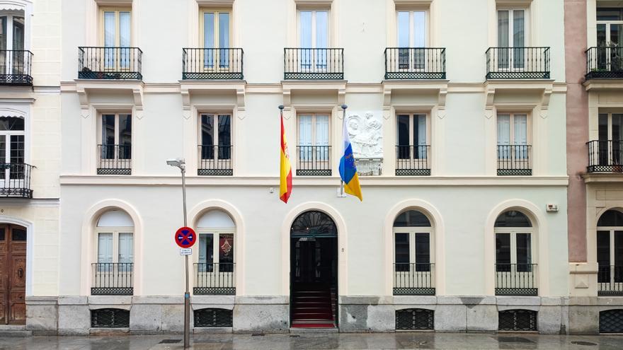 ¿Qué hace una bandera de Canarias al lado del Congreso de los Diputados en Madrid?