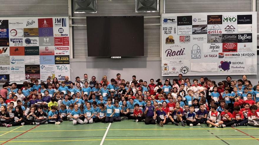 El evento, dirigido al alumnado de 3º a 6º de Primaria, incluyó un amplio programa de pruebas adaptadas del atletismo.