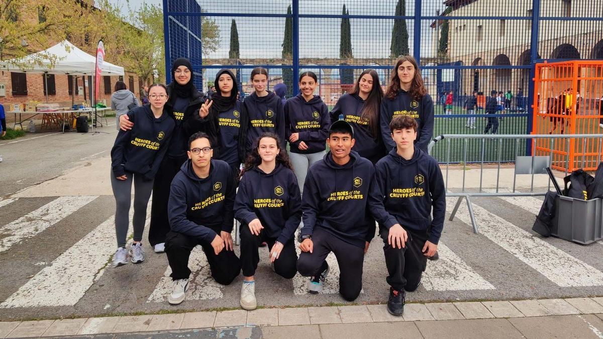 Alumnes del curs en l’organització del Torneig de futbol 6x6 d’alumnes de 6è de Manresa