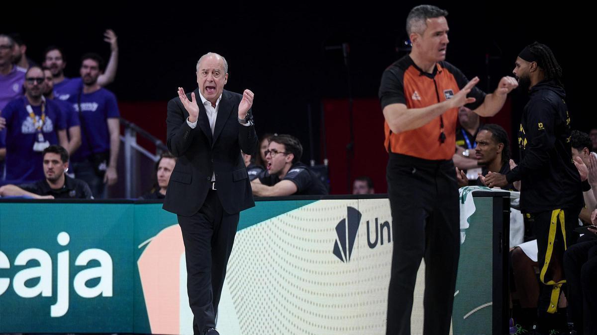 Txus Vidorreta anima a sus jugadores durante el partido.