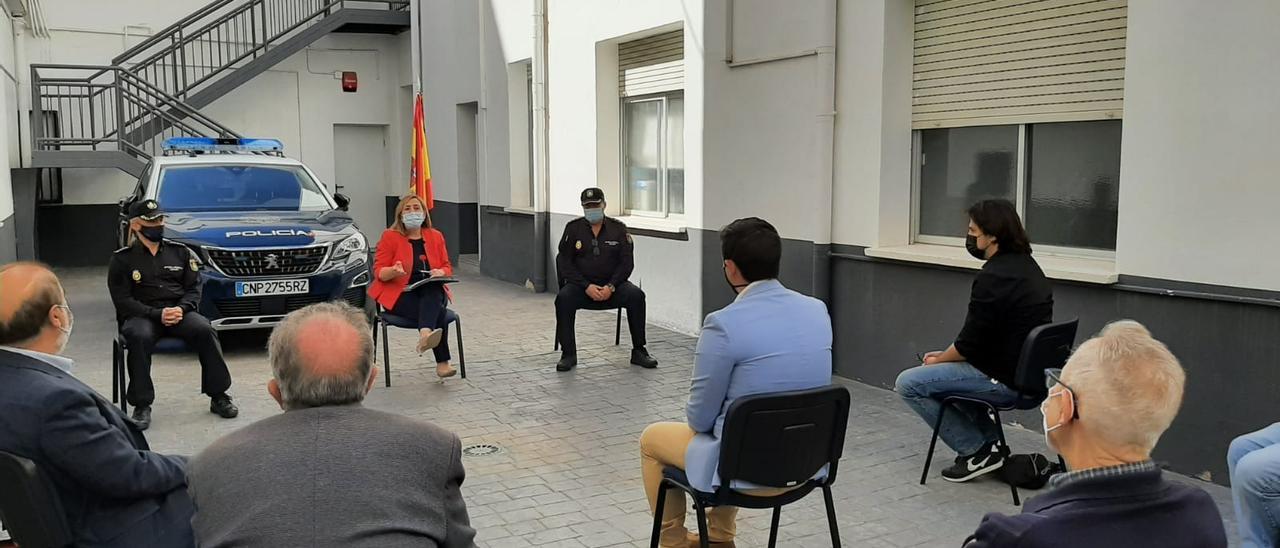 Un momento de la reunión de la Policía con las asociaciones vecinales de la zona centro de Alicante.