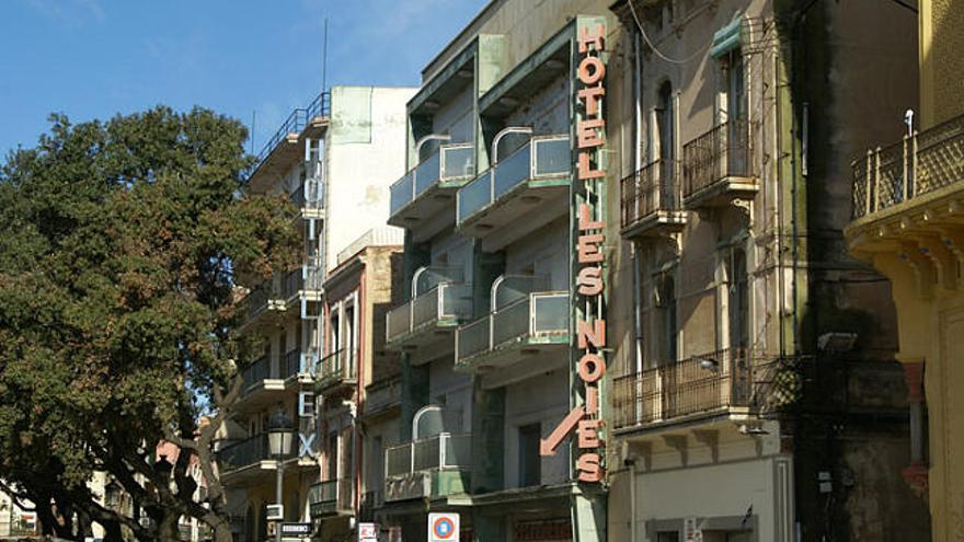 Els hotels Rex i Les Noies, situats a la Rambla Portalet, formen part dels béns dels germans Anlló.