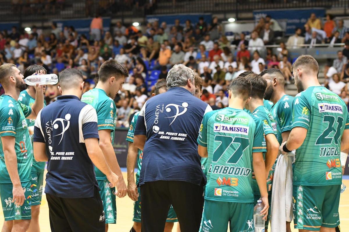 Paco Bustos da instrucciones a sus jugadores durante el partido.