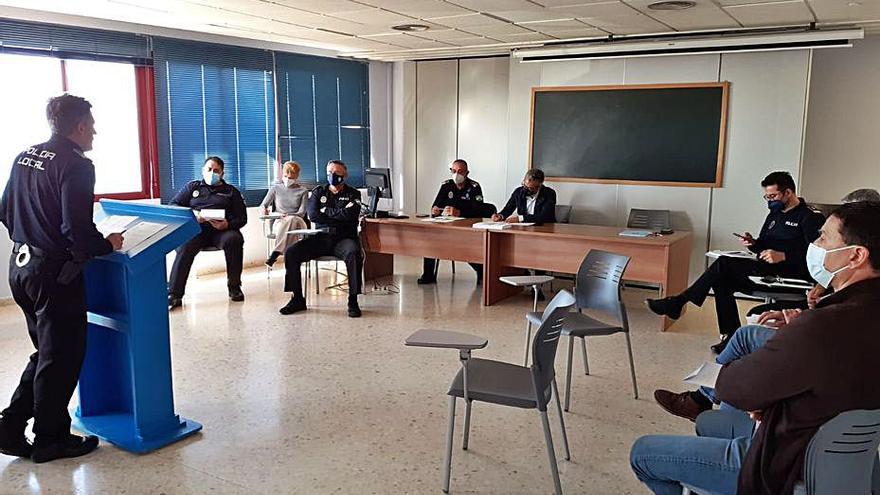 Mandos de la Policía Local, durante una reunión. | L. O.