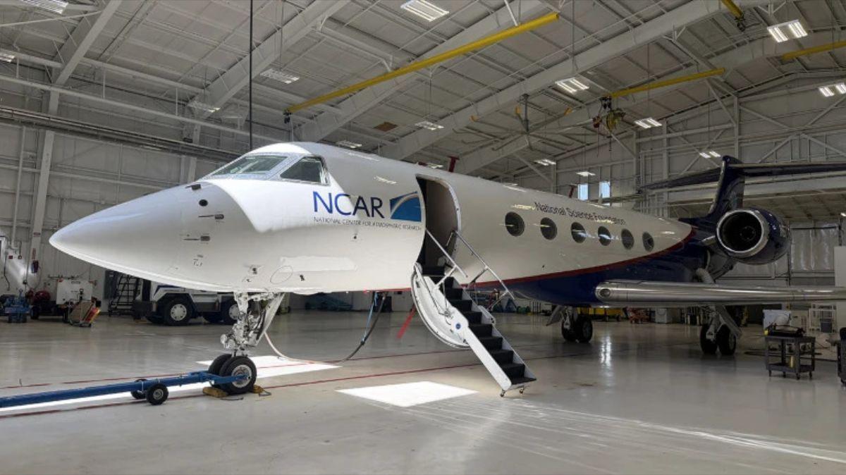 El Gulfstream V de INSPYRE se encuentra en un hangar a la espera de sumergirse entre nubes de fuego.
