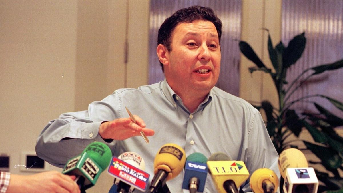 Carlos Rojo, en una rueda de prensa de 1999.