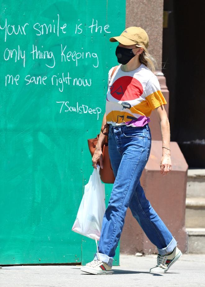 Sienna Miller con vaqueros, camiseta de manga corta y zapatillas