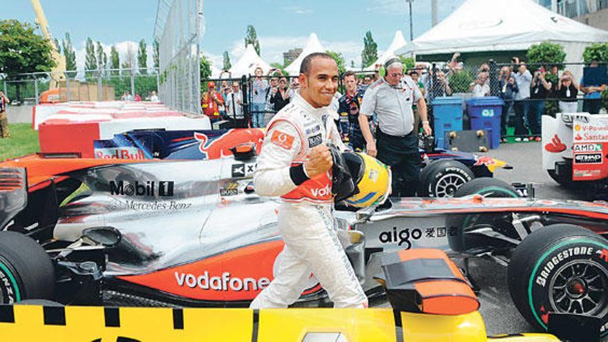 Lewis Hamilton celebra la pole lograda en Montreal, con la que corta la racha de los Red Bull.
