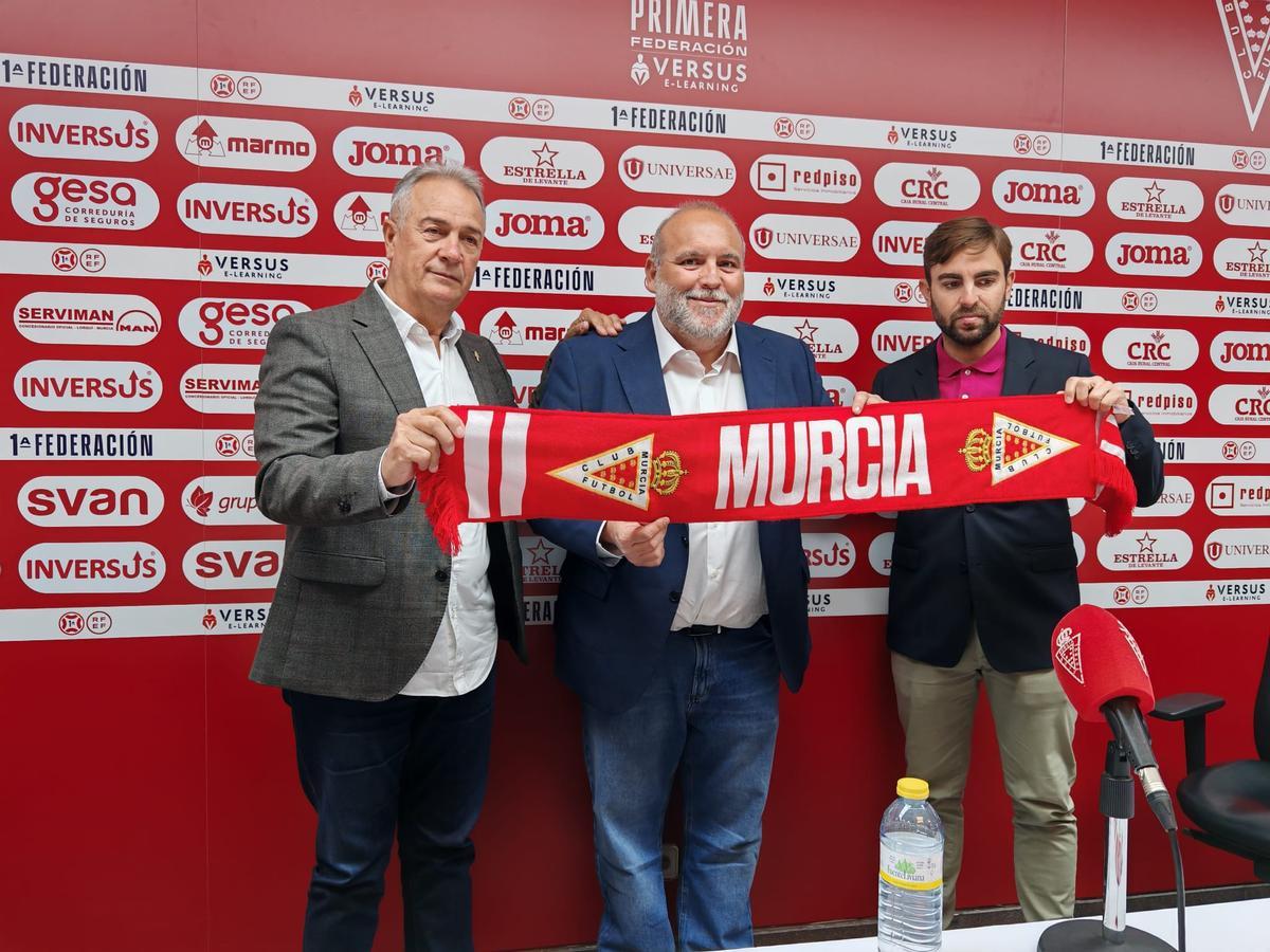 Manolo Breis posa con la bufanda del Real Murcia junto al presidente, Felipe Moreno, y el vicepresidente, Juan José Fernández Nova