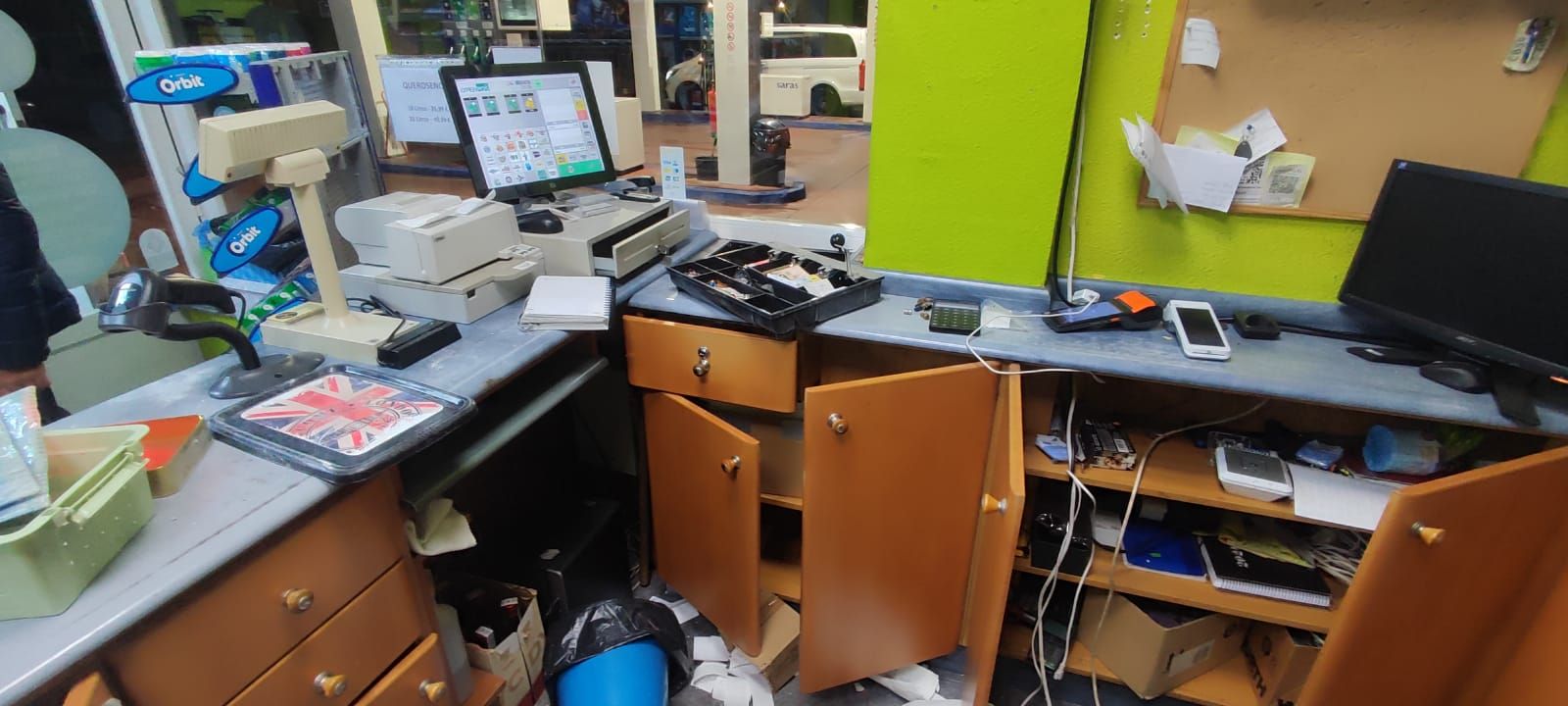 Los destrozos del robo en la gasolinera de Mieres