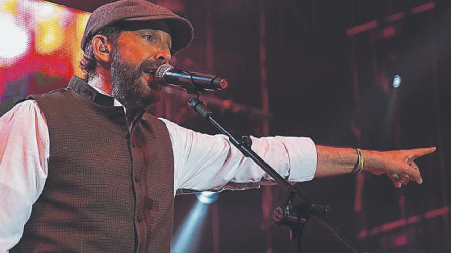 El cantante Juan Luis Guerra durante su actuación en Santa Cruz de Tenerife.