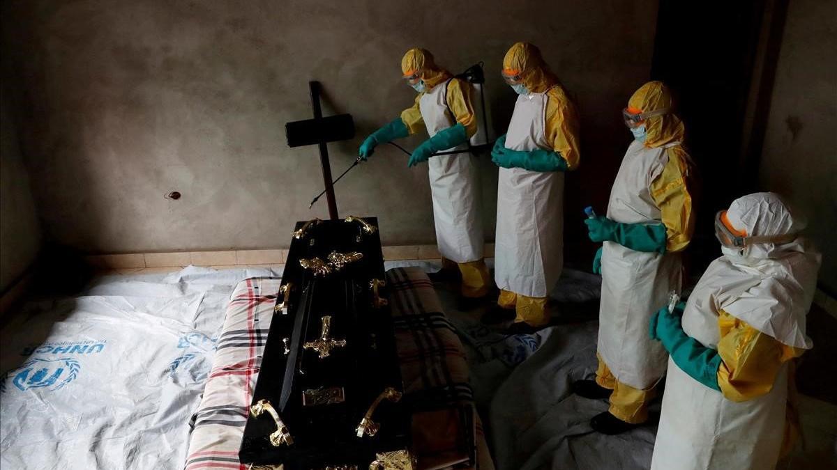 Un trabajador sanitario rocía con spray en la habitación del funeral de Kavugho Cindi Dorcas que se sospecha murió de Ébola en la ciudad de Beni en el Congo.