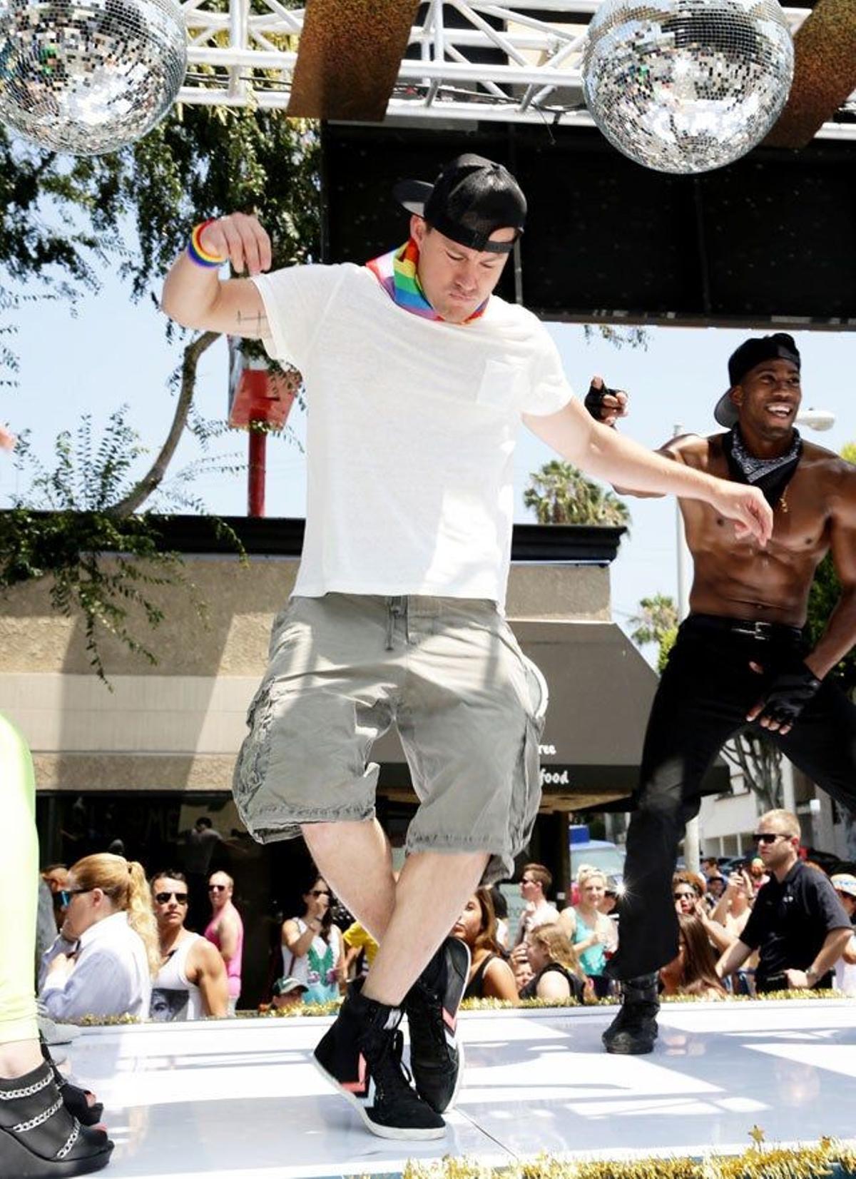 Channing Tatum haciendo un movimiento de pies sobre la carroza del desfile del Orgullo de West Hollywood