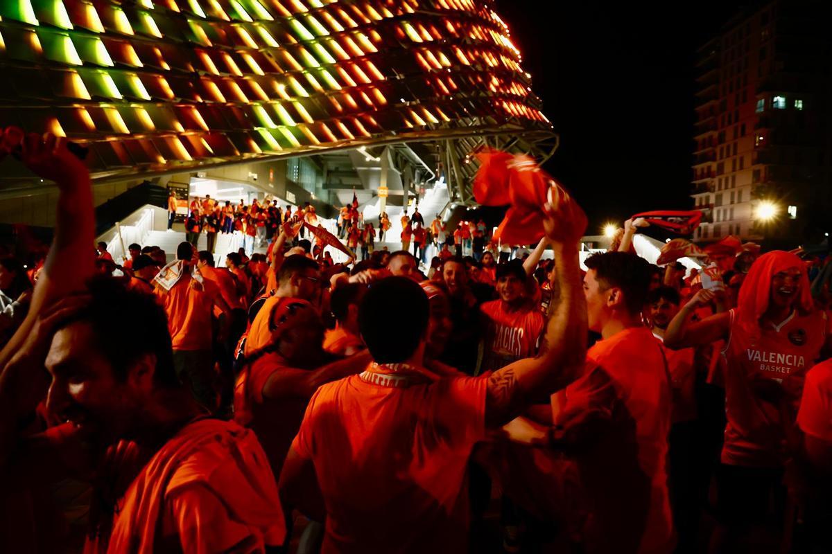 La afición taronja celebra el pase del Valencia Basket a la Final Four