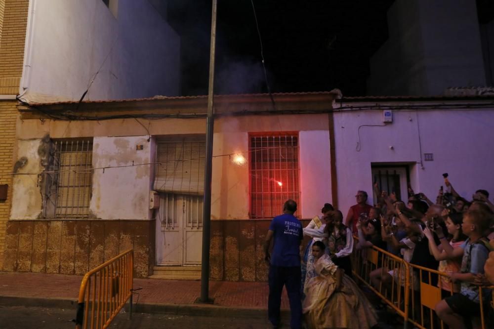 Cientos de personas, la mayoría adolescentes que quisieron disfrutar de la "cremá" y posterior "bañá" de los bomberos, se acercaron al barrio del Calvario para ver arder su hoguera