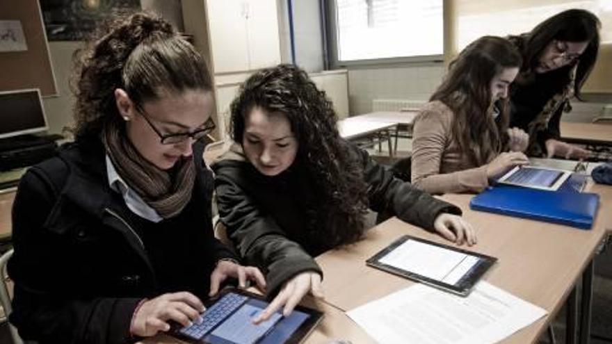 Los padres acusan a Catalá de practicar «discriminación elitista» con las tabletas
