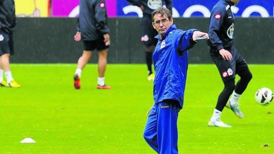 Fernando Vázquez da instrucciones durante el entrenamiento del Deportivo de ayer. // Carlos Pardellas