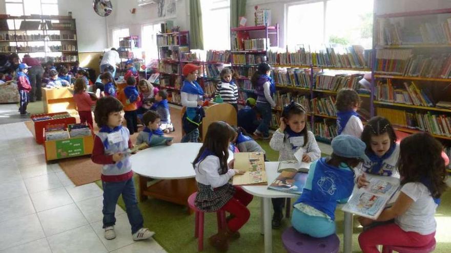 Un grupo de escolares participa en una actividad cultural en la biblioteca de Soutomaior. // Faro