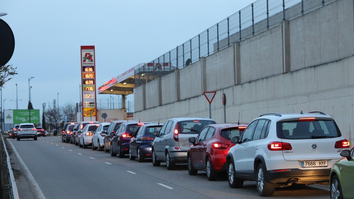 Cola de vehículos, ayer, para repostar en la gasolinera del Alcampo de Valdefierro.