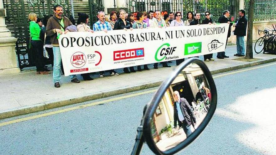 Los funcionarios, protesta ante la junta. Miembros de los principales sindicatos con representación en la Administración del Principado, UGT, CC OO, CSIF, USIPA y CSI, se manifestaron ayer ante la Junta General, en protesta por la política de selección de personal del Gobierno regional.