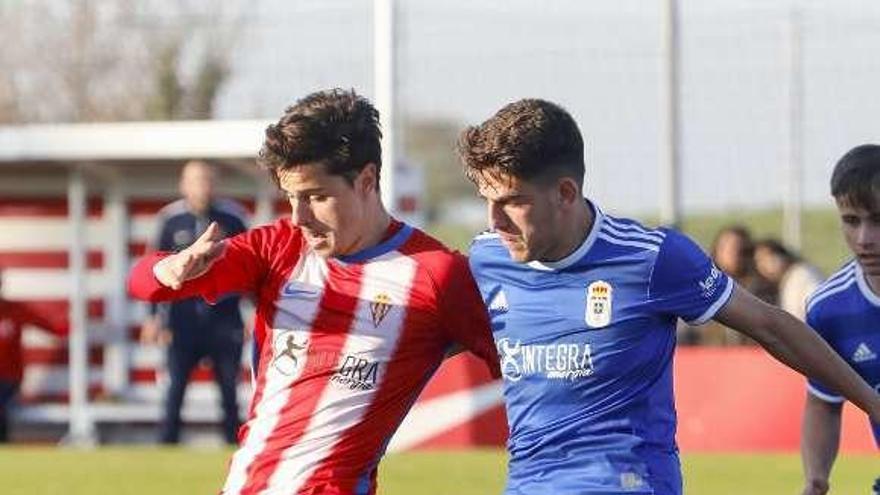 Un lance del choque de ayer en Mareo entre el Sporting y el Oviedo.