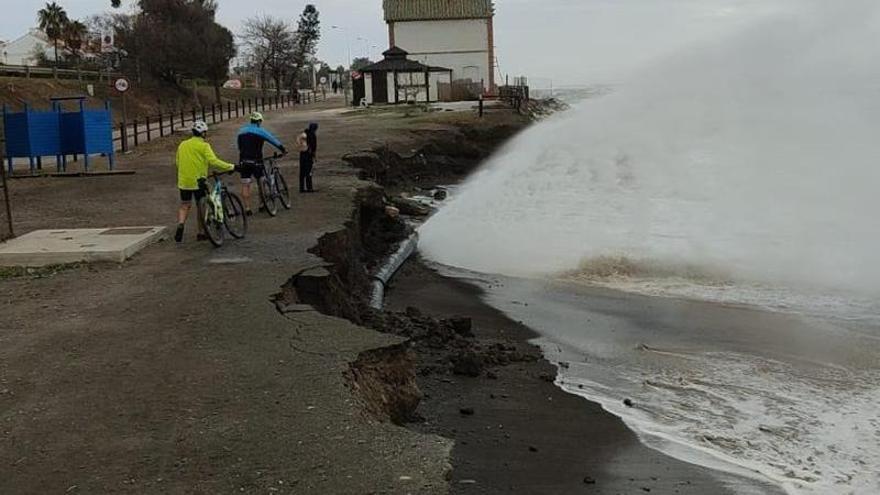 Corte de agua en la costa de Vélez-Málaga por la rotura de una tubería a causa del temporal