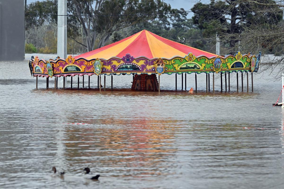  Una atracción inundada en Camden, en el suroeste de Sidney, Australia, hoy 3 de julio, a causa de las lluvias torrenciales y los vientos que azotan el estado de Nueva Gales del Sur y han obligado a evacuar a millas de residentes. EFE/MICK TSIKAS/PROHIDO SU USO EN AUSTRALIA Y NUEVA ZELANDA