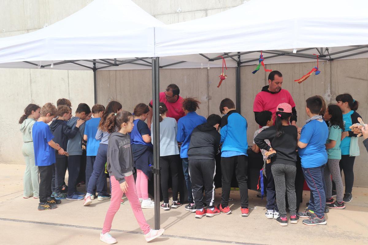 Xiquets i xiquetes participaren en tallers de guants, partides de raspall i diverses activitats lúdiques.