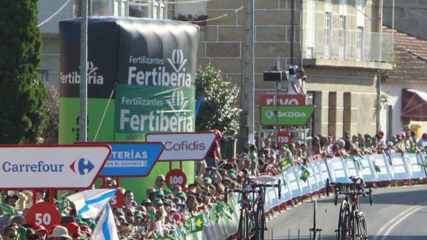 Centenares de aficionados aplauden la llegada del Bora. // Jesús Regal