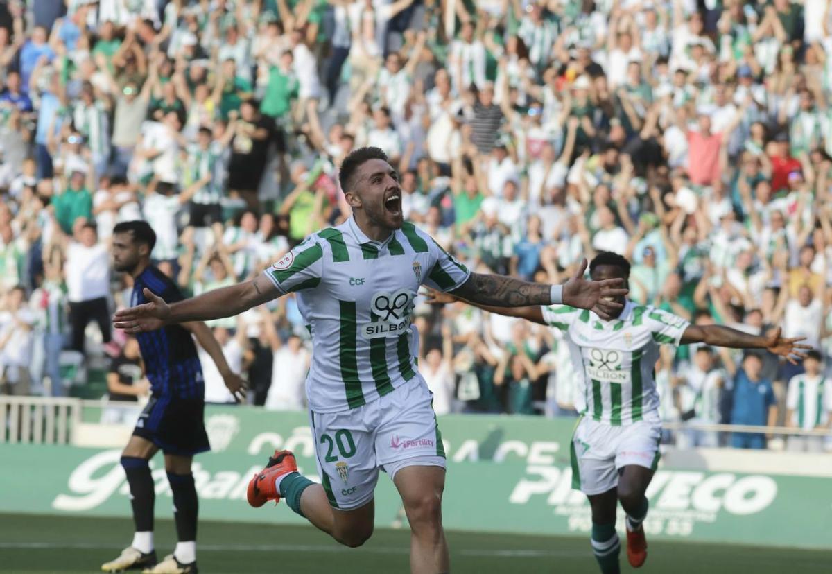 Antonio Casas celebra su gol en la vuelta ante la Ponferradina en El Arcángel.