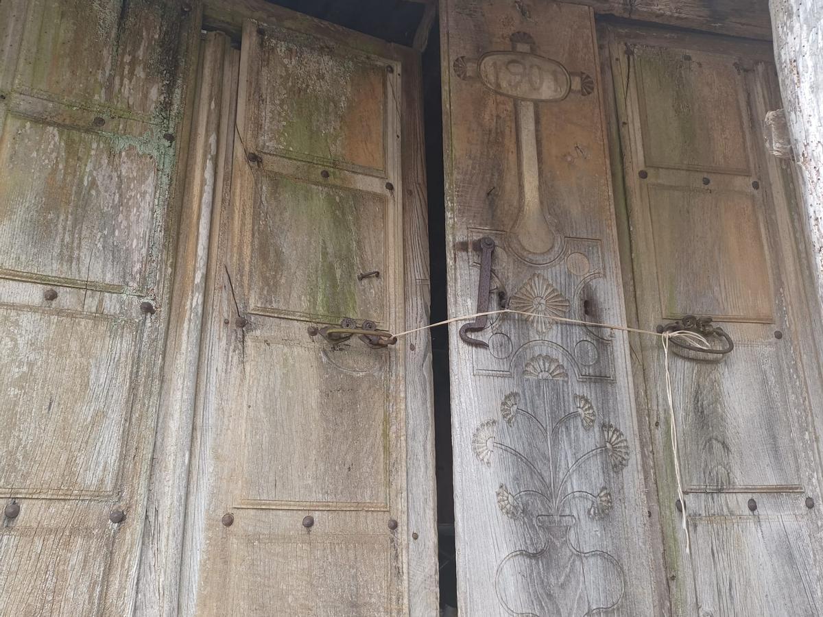 La "panera confesionario" de Ables, las singulares tallas de Llanera que cuentan más de 120 años