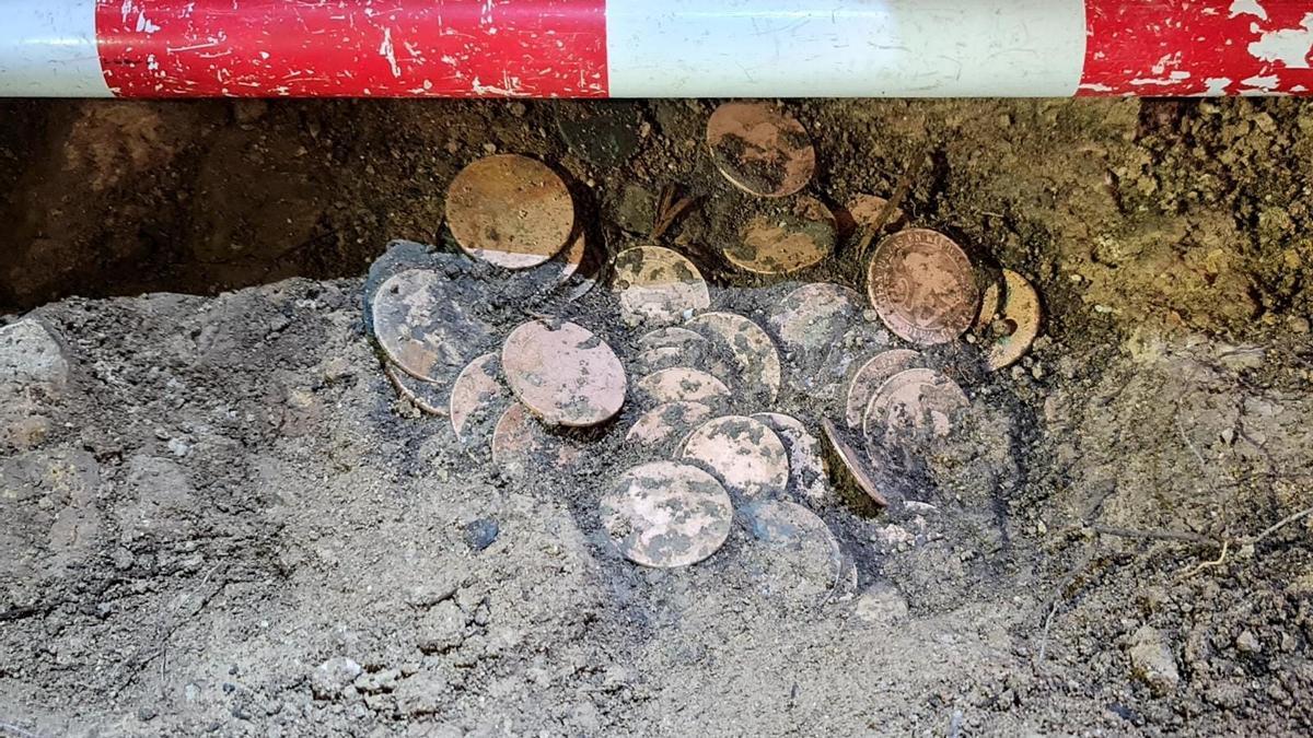 El tesoro de 67 monedas encontrado en la Cova de les Morretes