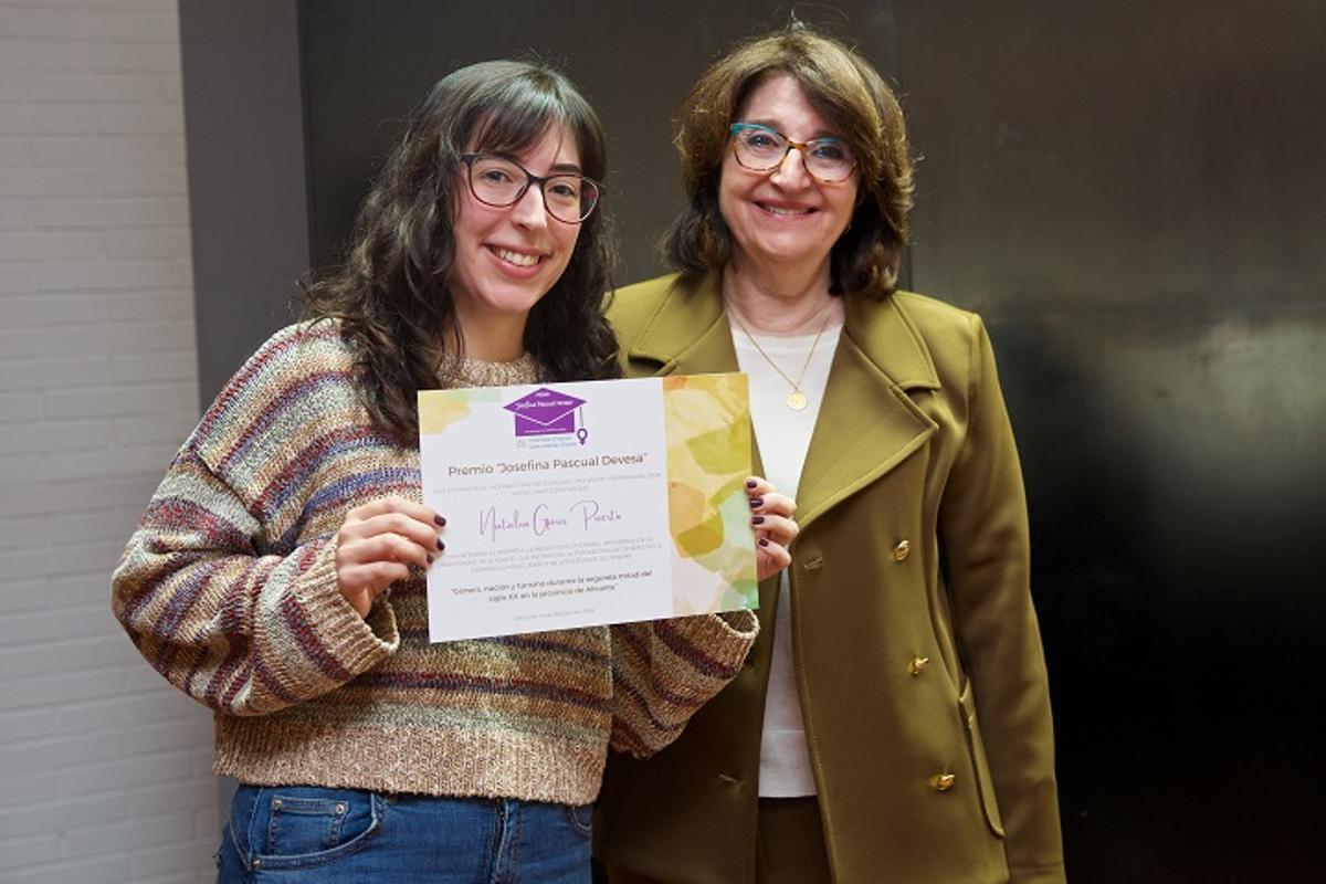 Natalia Garis Puerto muestra el galardón por su tesis sobre el impacto del turismo en el franquismo.