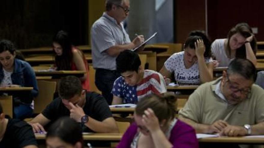 Miles de profesores perderán su trabajo en septiembre si no tienen el título en valencià