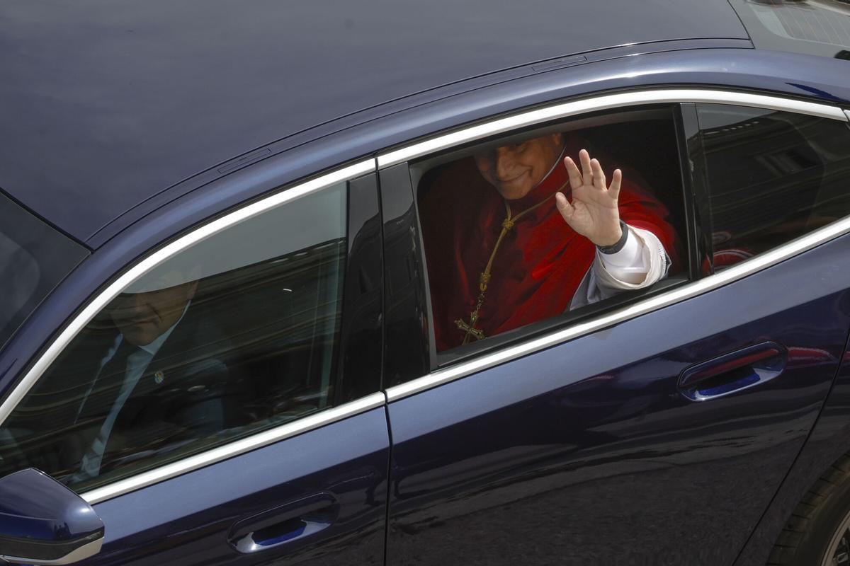 El papa León VIX saluda a los fieles a su llegada al Palacio Real, donde tiene lugar la ceremonia oficial de bienvenida al inicio de su viaje de seis días a España.