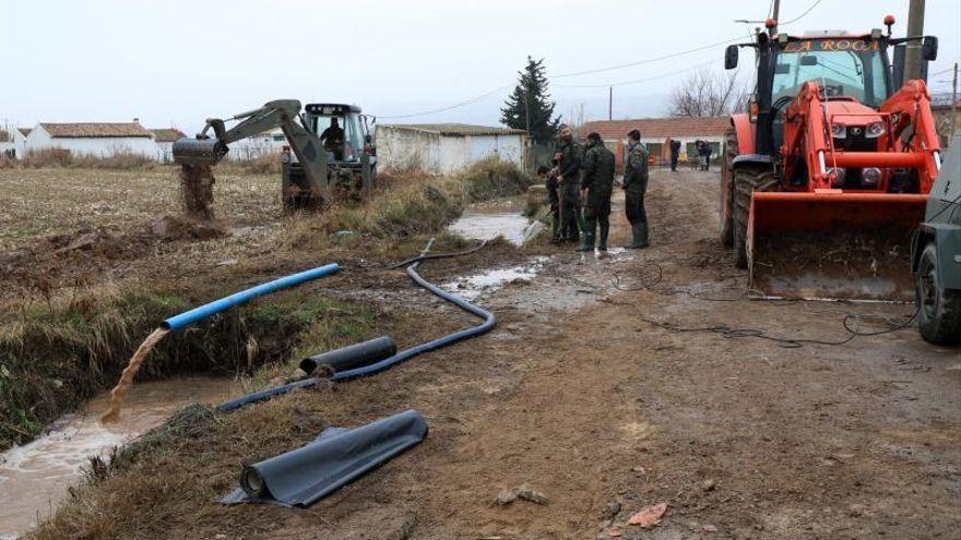 Militares achicando agua en Monzalbarba.