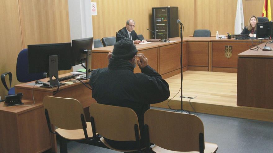 El letrado judicial condenado por revelación de secretos y prostitución se cubrió con gafas, mascarilla y gorro. |  Iñaki Osorio