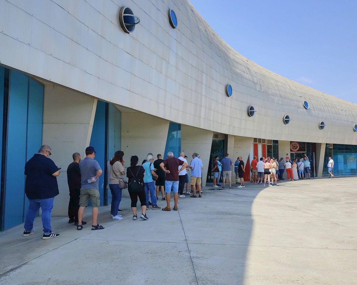 Aficionados del Jimbee haciendo cola para comprar sus entradas para este domingo