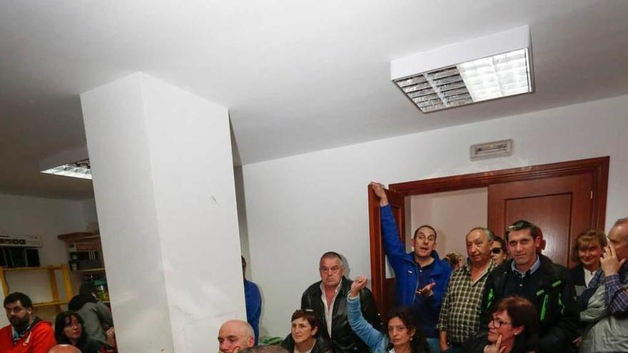 Asistentes a la reunión en la sede de la Asociación de Vecinos de Coto Carcedo.