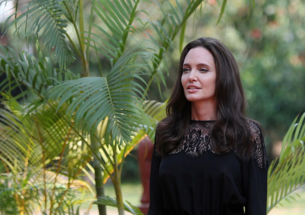 Angelina Jolie reaparece en Camboya con sus hijos