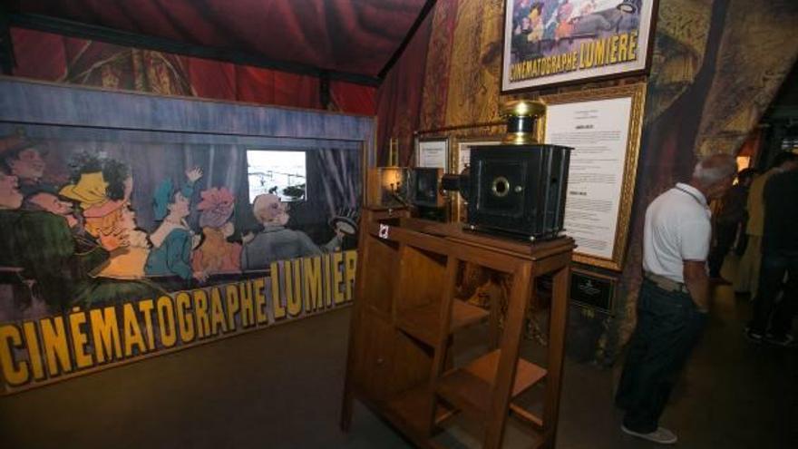 La exposición instalada en la playa de San Juan incluye una réplica del cinematógrafo creado por los hermanos Lumière.