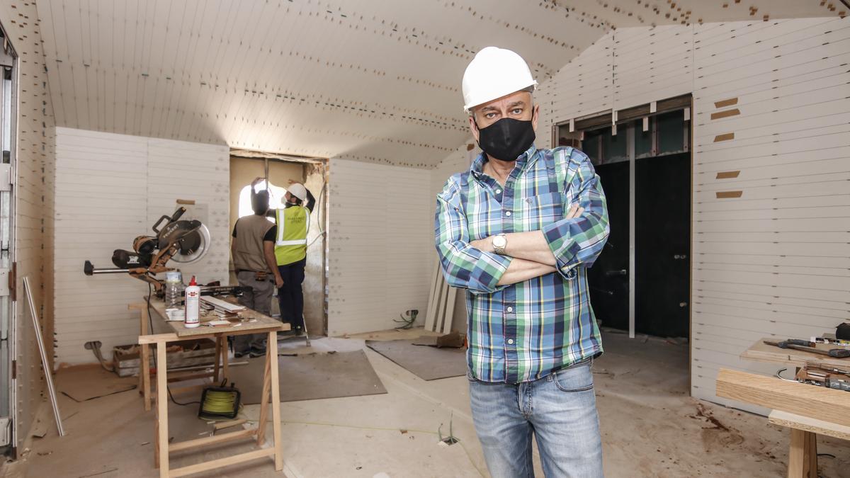 José Polo en una de las once suites del futuro hotel en el palacio de los Paredes Saavedra en Cáceres.