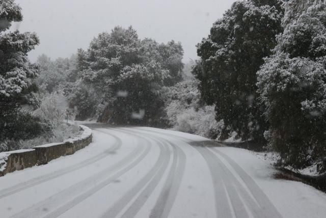 Nieve en la carretera A-7000 de Los Montes