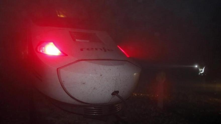 Una herida al descarrilar un tren Alvia en Asturias