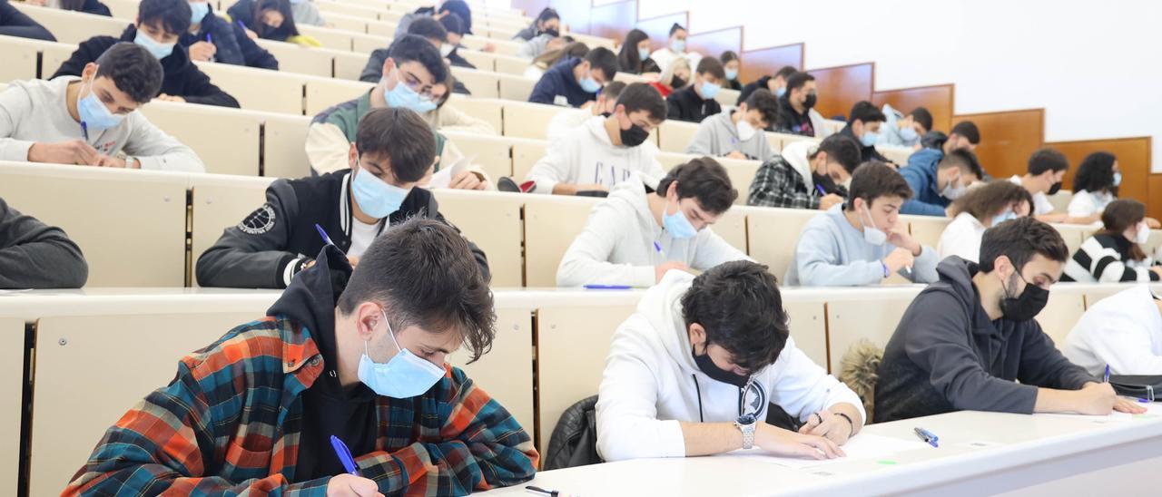 Exámenes de la Facultad de Económicas en un examen reciente.