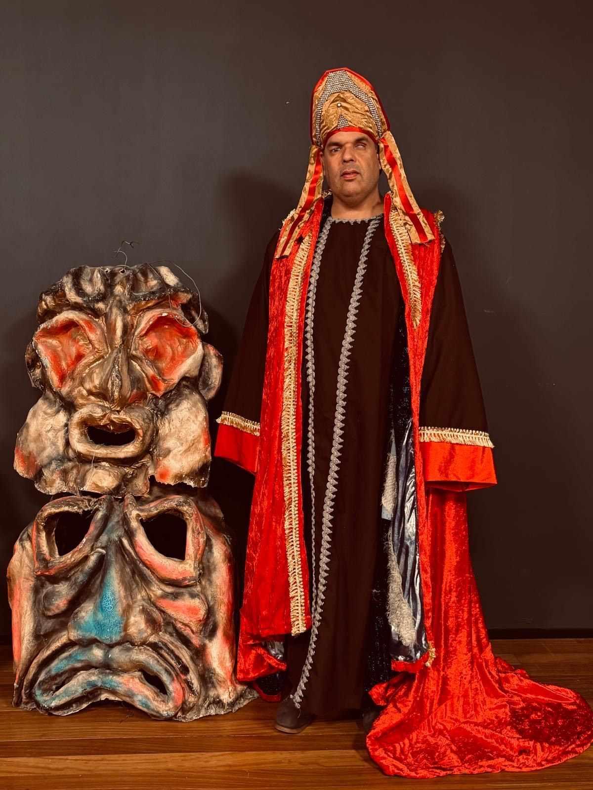 Además, del vestuario, se han creado unas grandes máscaras para esta obra.