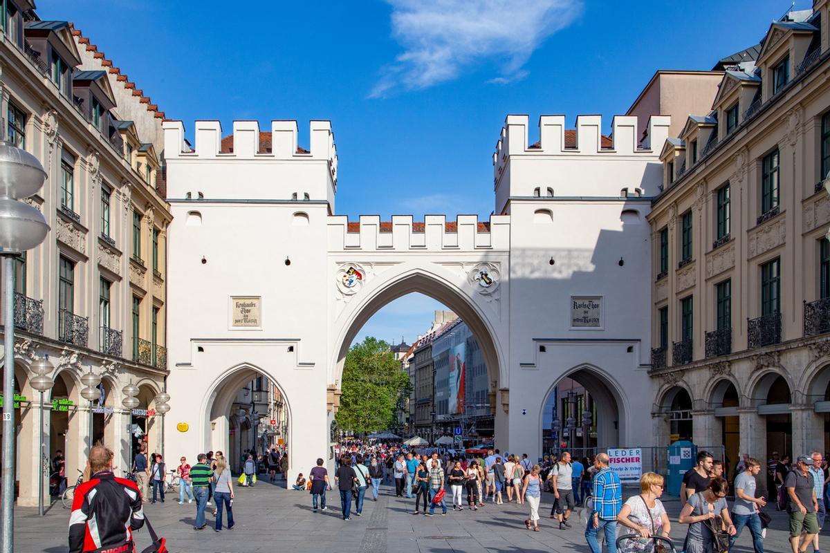 Gente caminando por la puerta Karlstor en Munich